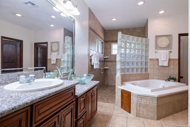 6519 Kings Crown W, San Antonio, TX 78233
