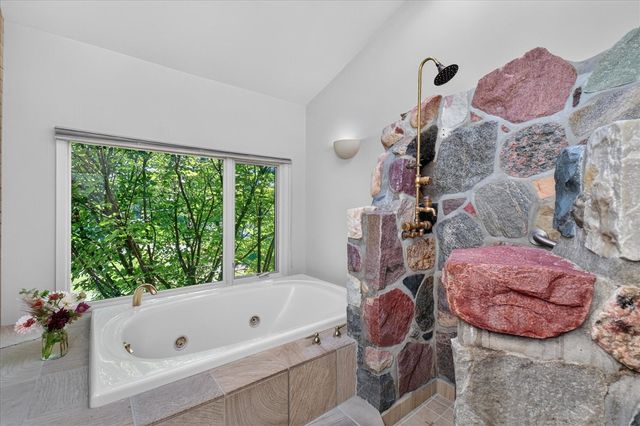 3265 N Maple Road, Ann Arbor, MI 48105