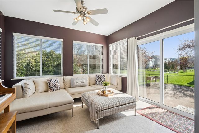 2470 Wolf Run, Hiawatha, IA 52233