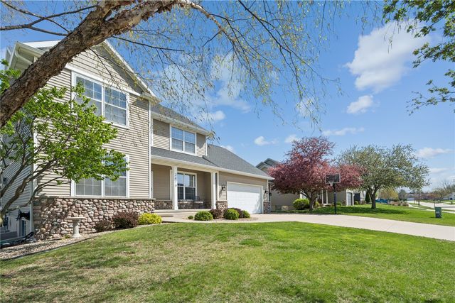 2470 Wolf Run, Hiawatha, IA 52233