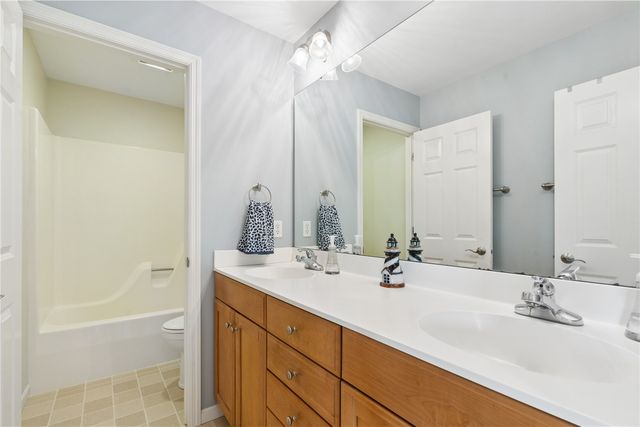 2470 Wolf Run, Hiawatha, IA 52233