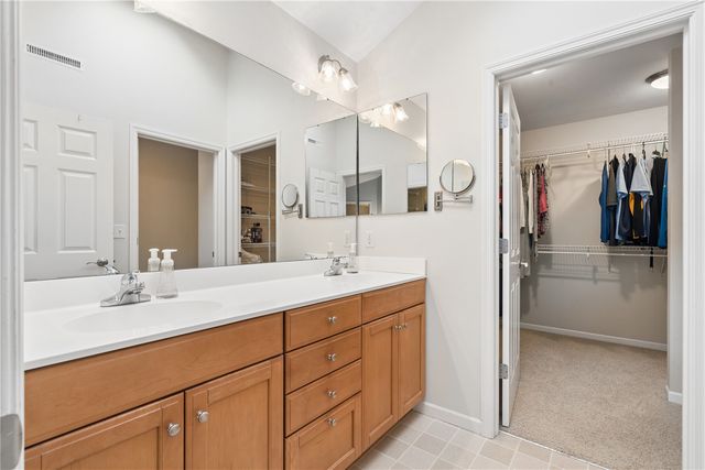 2470 Wolf Run, Hiawatha, IA 52233