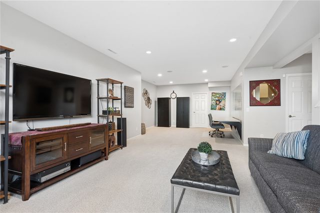2470 Wolf Run, Hiawatha, IA 52233