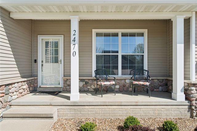2470 Wolf Run, Hiawatha, IA 52233