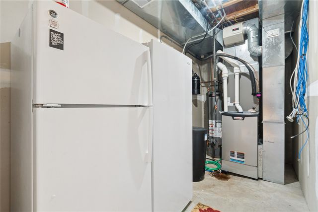 2470 Wolf Run, Hiawatha, IA 52233