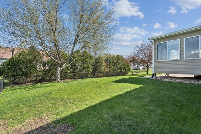2470 Wolf Run, Hiawatha, IA 52233