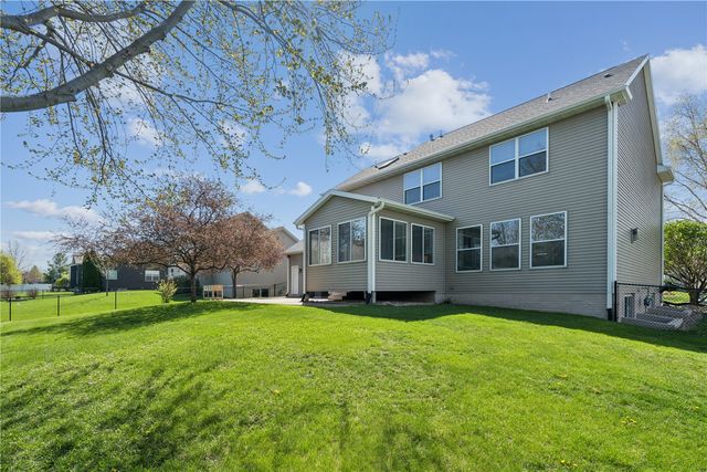 2470 Wolf Run, Hiawatha, IA 52233