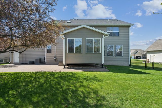 2470 Wolf Run, Hiawatha, IA 52233
