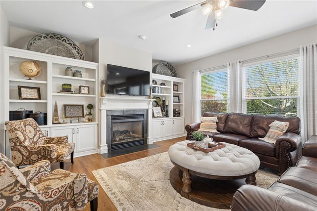 2470 Wolf Run, Hiawatha, IA 52233