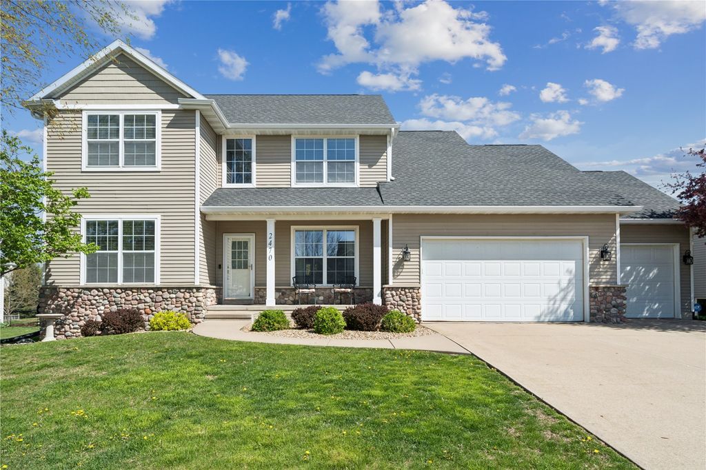 2470 Wolf Run, Hiawatha, IA 52233