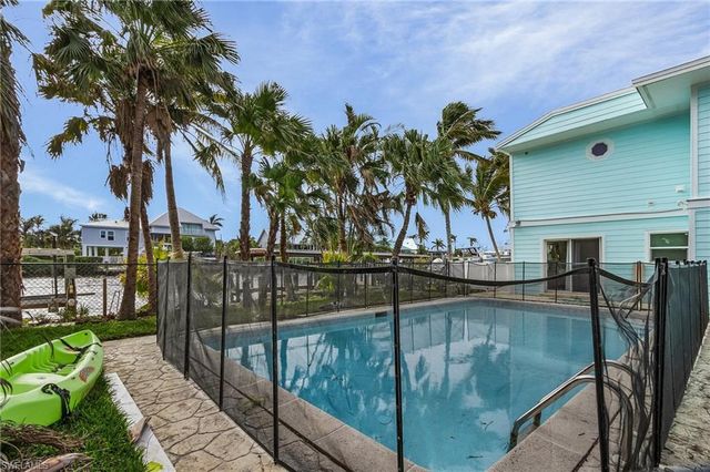 1543 San Carlos Bay DR, Sanibel, FL 33957