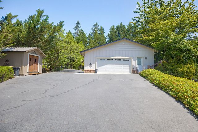627 Carriage Road, Grants Pass, OR 97526