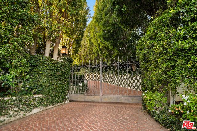 111 N Mapleton Drive, Los Angeles, CA 90077