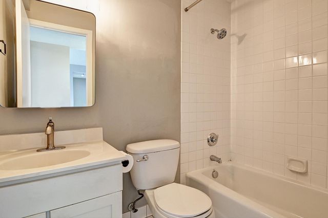 50 Groveland Terrace C209, Minneapolis, MN 55403