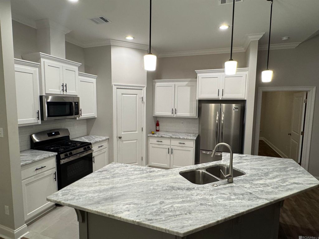 10606 Highland Lakes Dr, Denham Springs, LA 70726