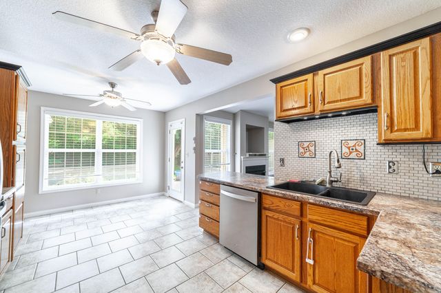 2020 MARTINSHIRE DR, Columbia, MO 65203
