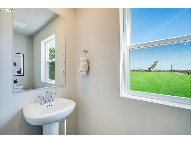 839 KIRKSEY St, Woodburn, OR 97071