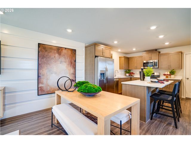 839 KIRKSEY St, Woodburn, OR 97071