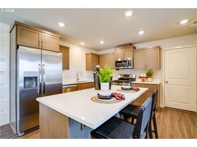 839 KIRKSEY St, Woodburn, OR 97071
