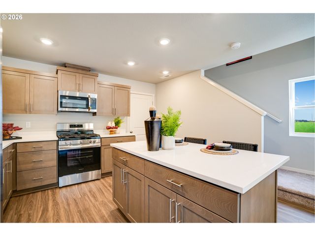 839 KIRKSEY St, Woodburn, OR 97071