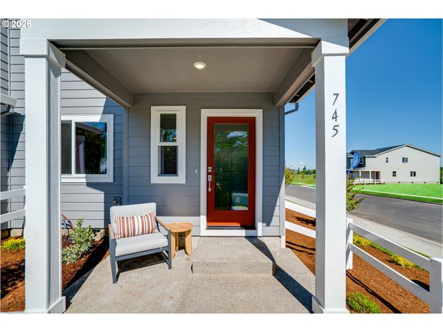 839 KIRKSEY St, Woodburn, OR 97071