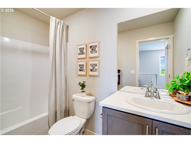 839 KIRKSEY St, Woodburn, OR 97071