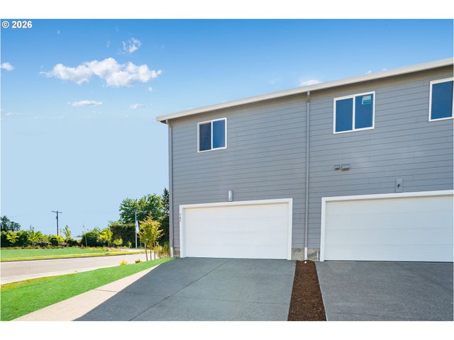 839 KIRKSEY St, Woodburn, OR 97071