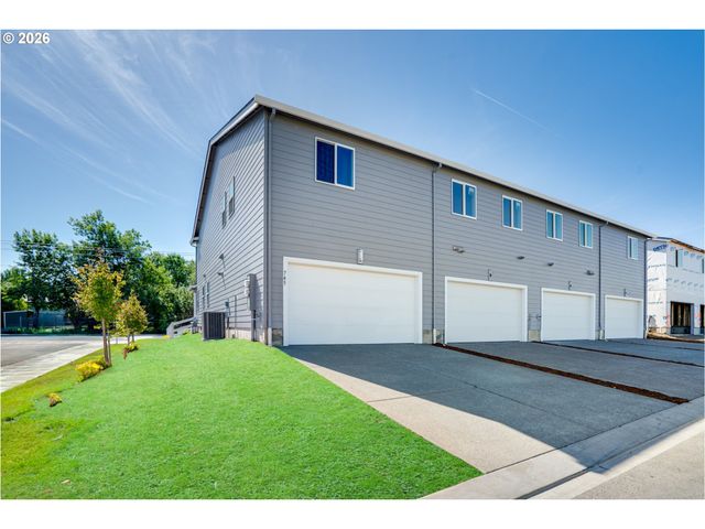 839 KIRKSEY St, Woodburn, OR 97071