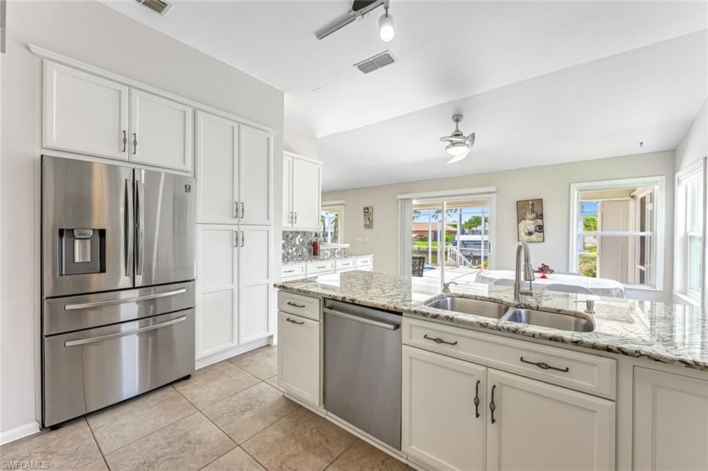 Image 5 of property listing at 1303 SE 20th CT, Cape Coral, FL 33990