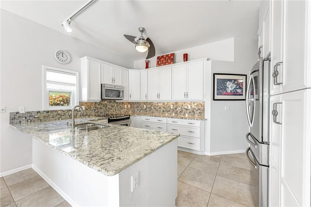 Image 6 of property listing at 1303 SE 20th CT, Cape Coral, FL 33990