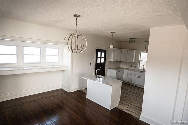 2552 N La Salle Gardens, Detroit, MI 48206