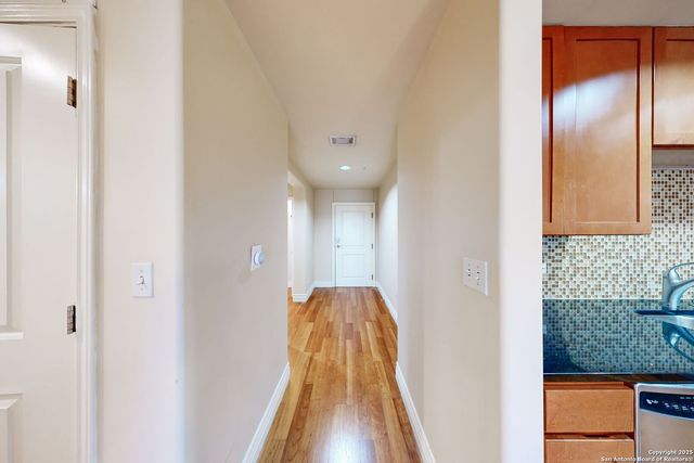 215 Center St Apt 1104, San Antonio, TX 78202