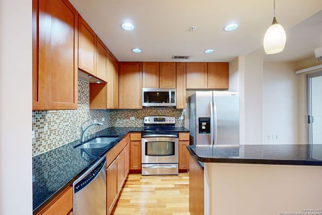 215 Center St Apt 1104, San Antonio, TX 78202