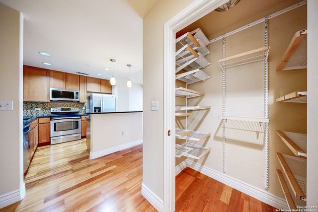 215 Center St Apt 1104, San Antonio, TX 78202