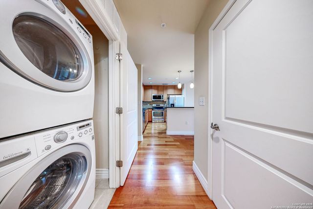 215 Center St Apt 1104, San Antonio, TX 78202
