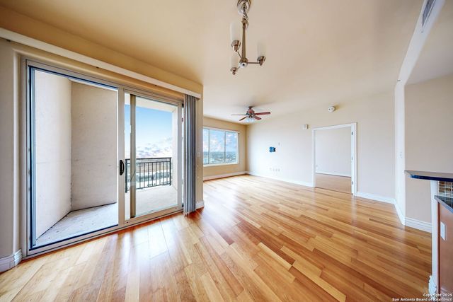 215 Center St Apt 1104, San Antonio, TX 78202
