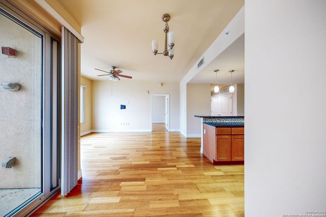 215 Center St Apt 1104, San Antonio, TX 78202