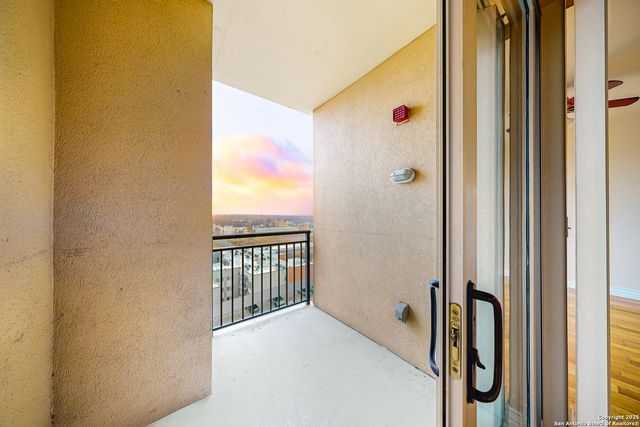 215 Center St Apt 1104, San Antonio, TX 78202