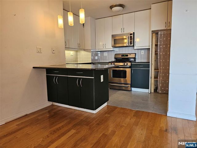 2077 Center Avenue 17D, Fort Lee, NJ 07024