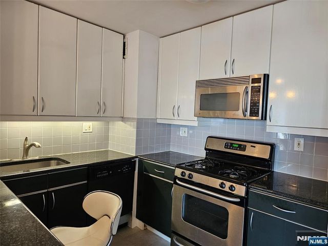 2077 Center Avenue 17D, Fort Lee, NJ 07024