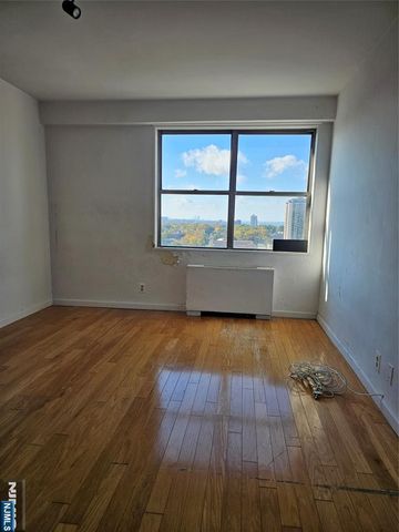 2077 Center Avenue 17D, Fort Lee, NJ 07024