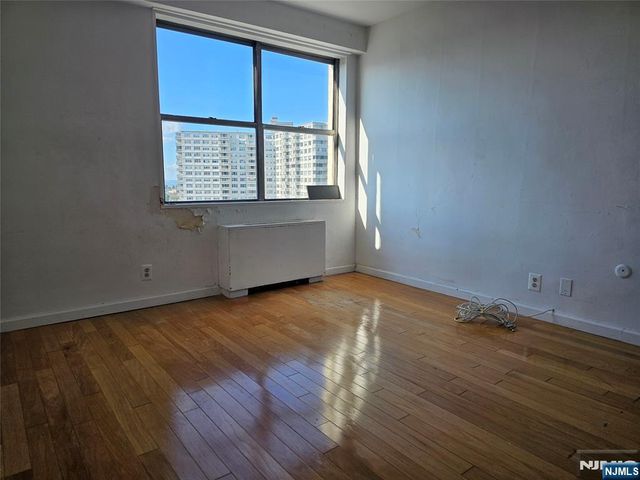 2077 Center Avenue 17D, Fort Lee, NJ 07024