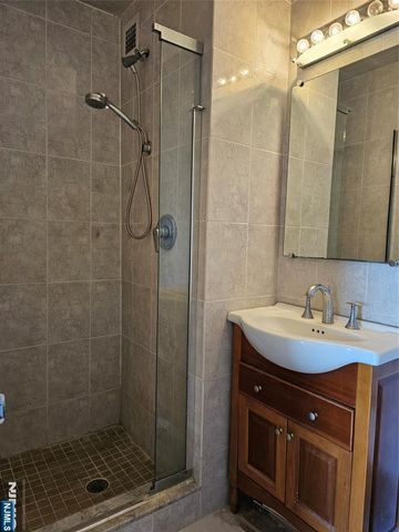 2077 Center Avenue 17D, Fort Lee, NJ 07024