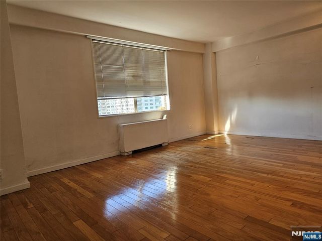 2077 Center Avenue 17D, Fort Lee, NJ 07024