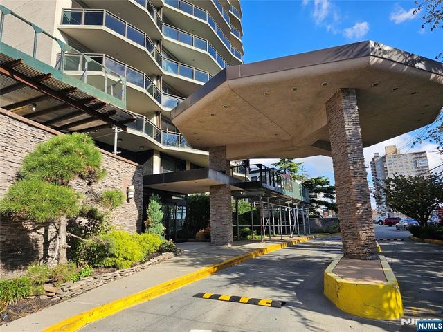 2077 Center Avenue 17D, Fort Lee, NJ 07024