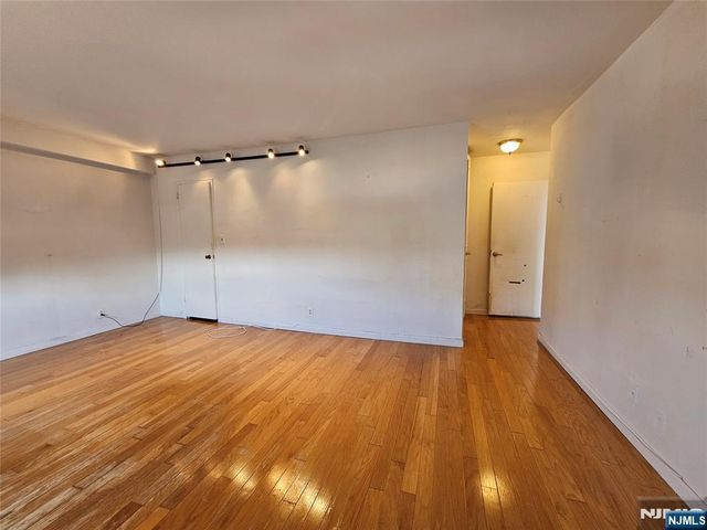 2077 Center Avenue 17D, Fort Lee, NJ 07024