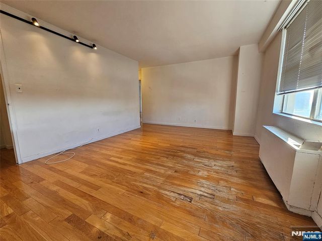 2077 Center Avenue 17D, Fort Lee, NJ 07024