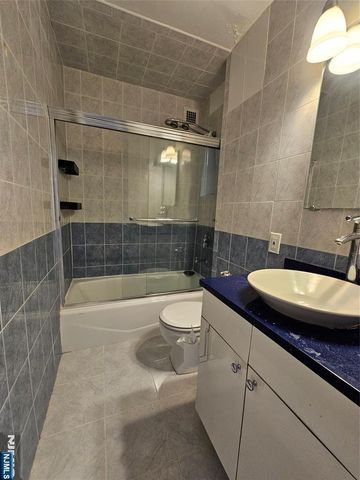 2077 Center Avenue 17D, Fort Lee, NJ 07024