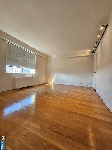 2077 Center Avenue 17D, Fort Lee, NJ 07024