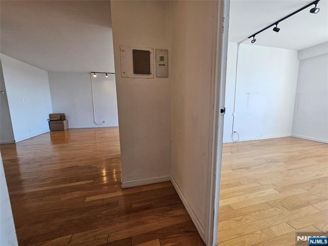 2077 Center Avenue 17D, Fort Lee, NJ 07024